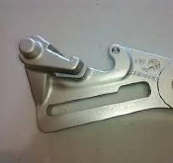 BREMSZANGENTRÄGER HINTEN